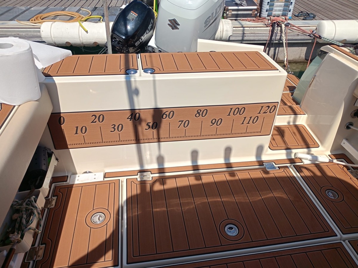 Barca da pesca con rivestimento nautico ItalDek in EVA: pozzetto e gavoni effetto teak