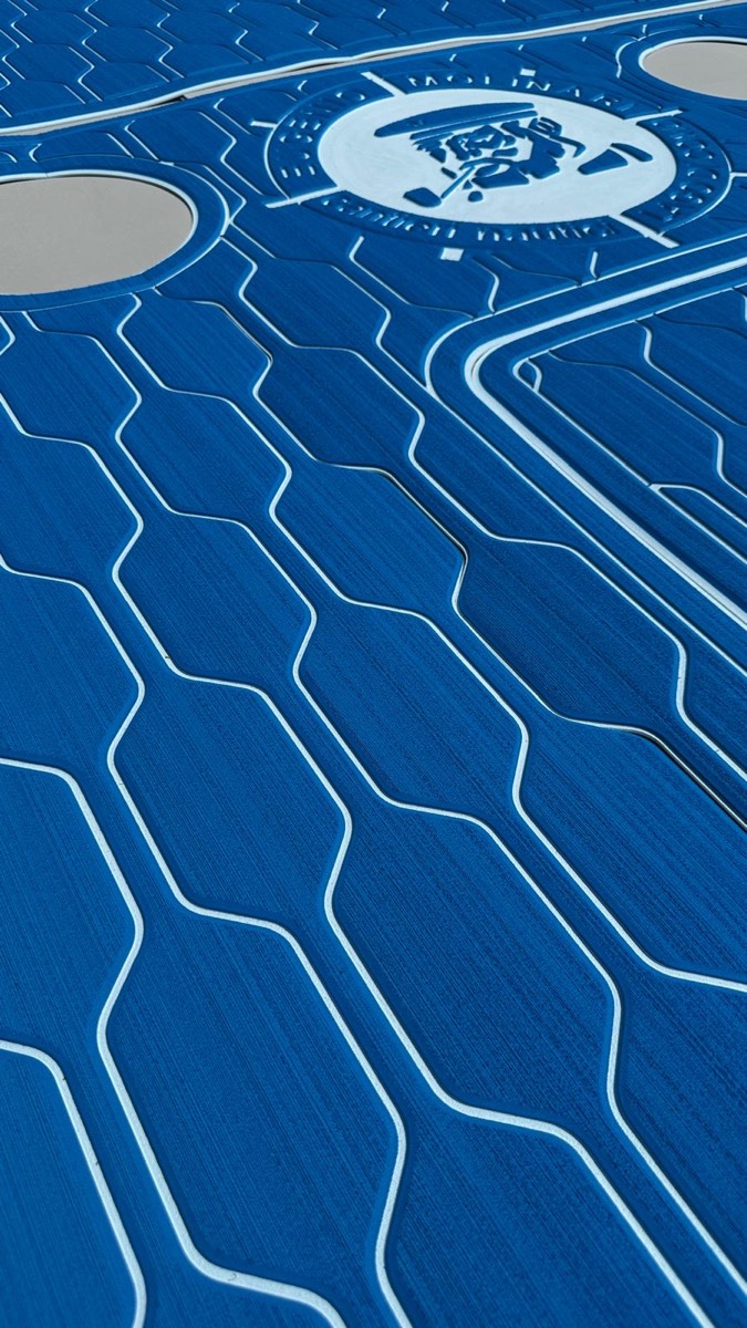 Coperta con rivestimento nautico ItalDek in EVA: blu con trama esagonale