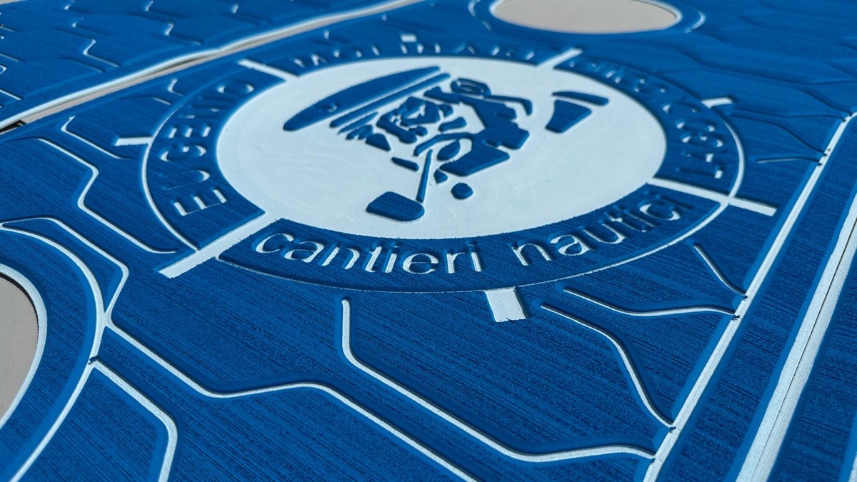 Dettaglio personalizzato con rivestimento nautico ItalDek in EVA: logo su blu royal