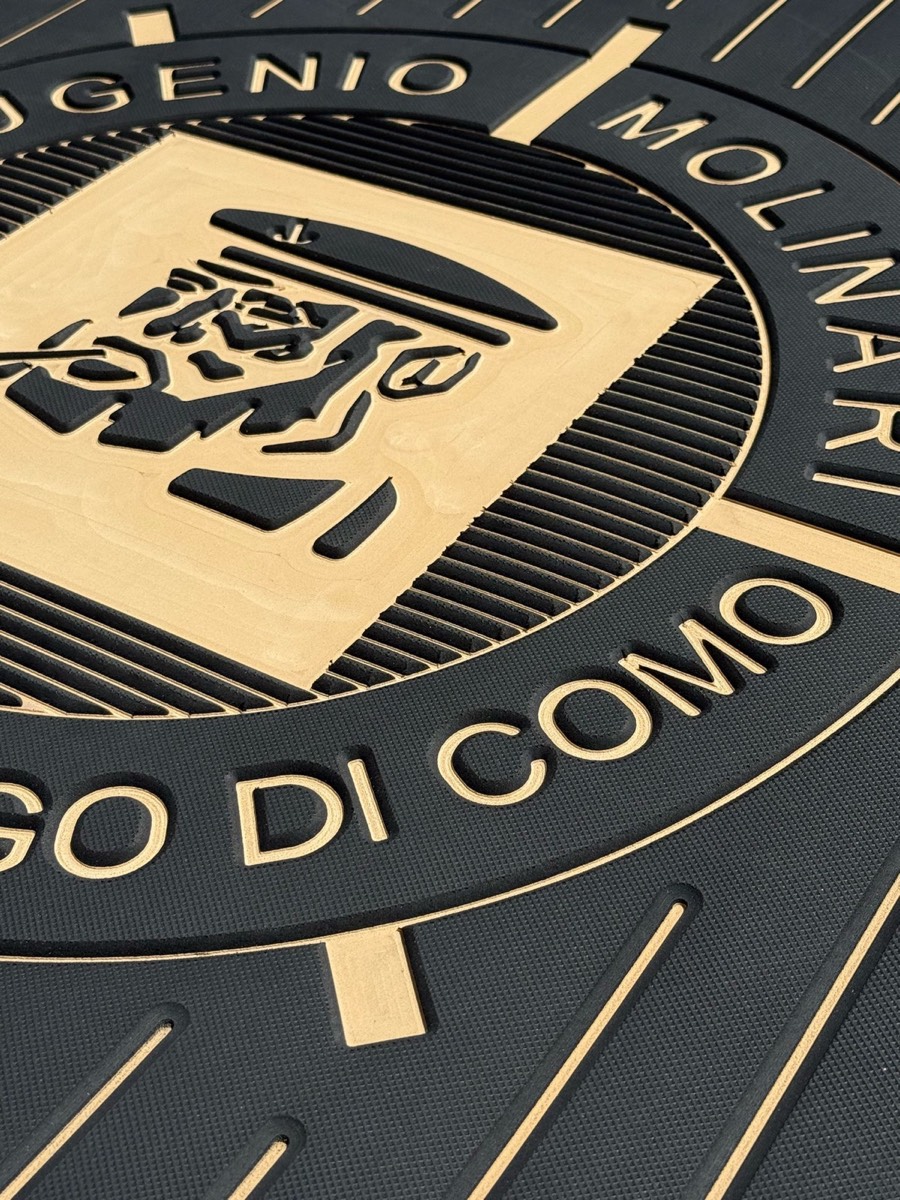 Dettaglio personalizzato con rivestimento nautico ItalDek in EVA: logo in rilievo effetto teak