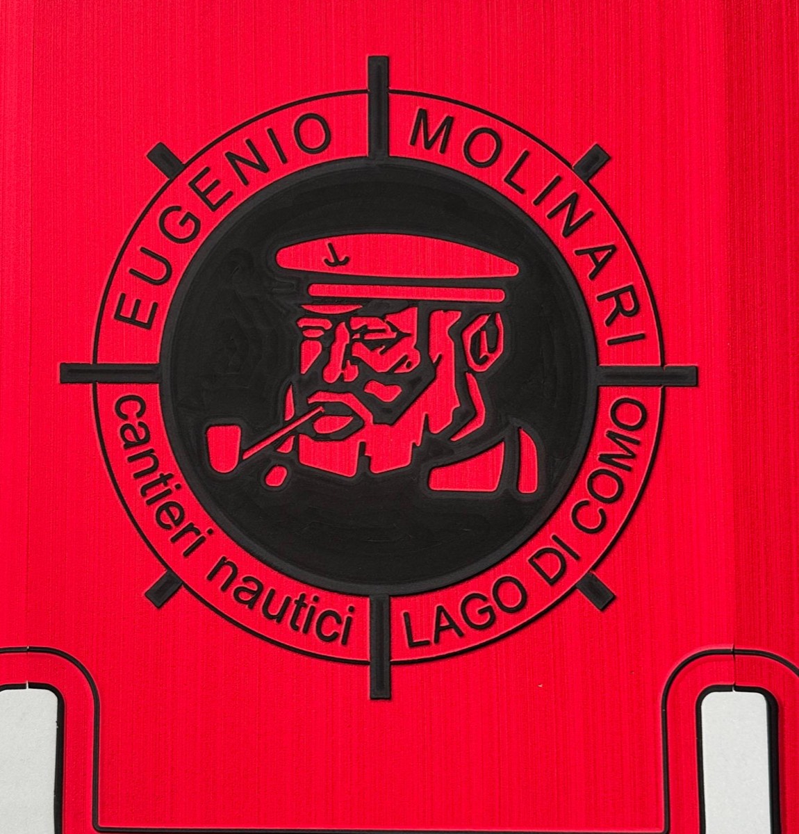 Dettaglio personalizzato con rivestimento nautico ItalDek in EVA: logo su rosso