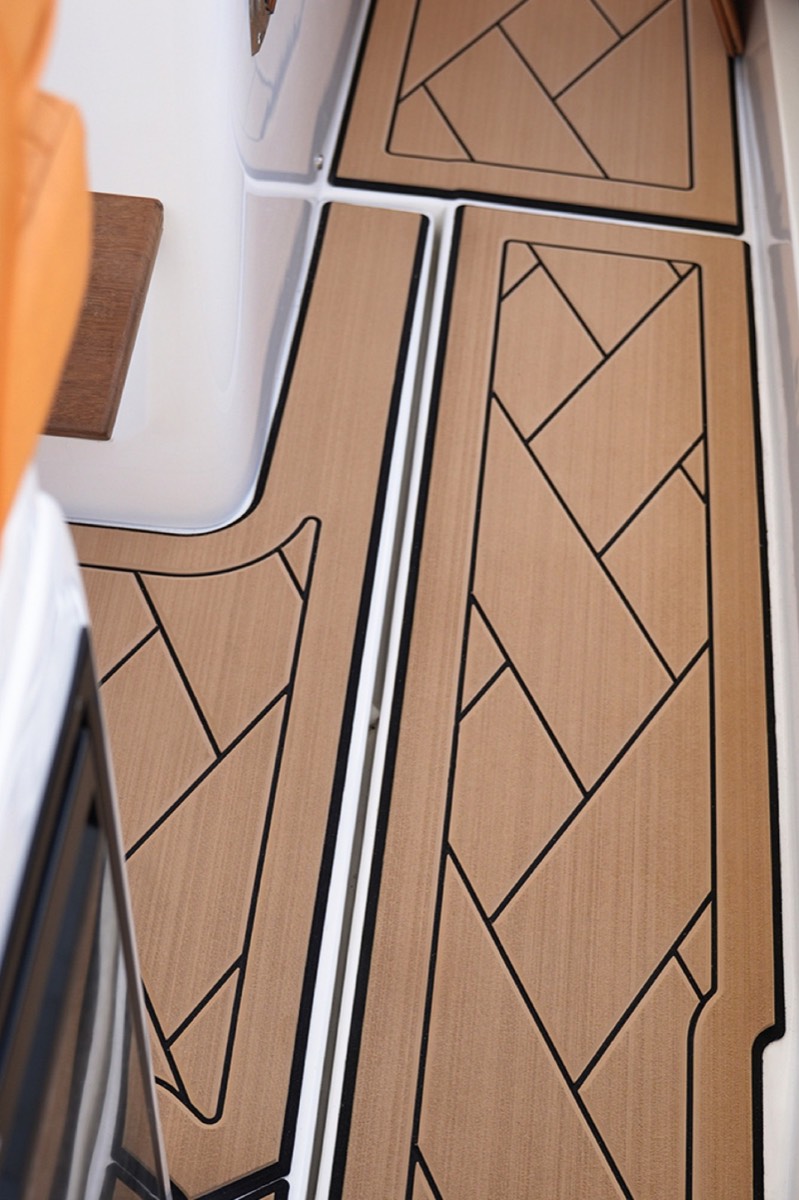 Barca rigida con rivestimento nautico ItalDek in EVA: coperta effetto teak a motivo geometrico