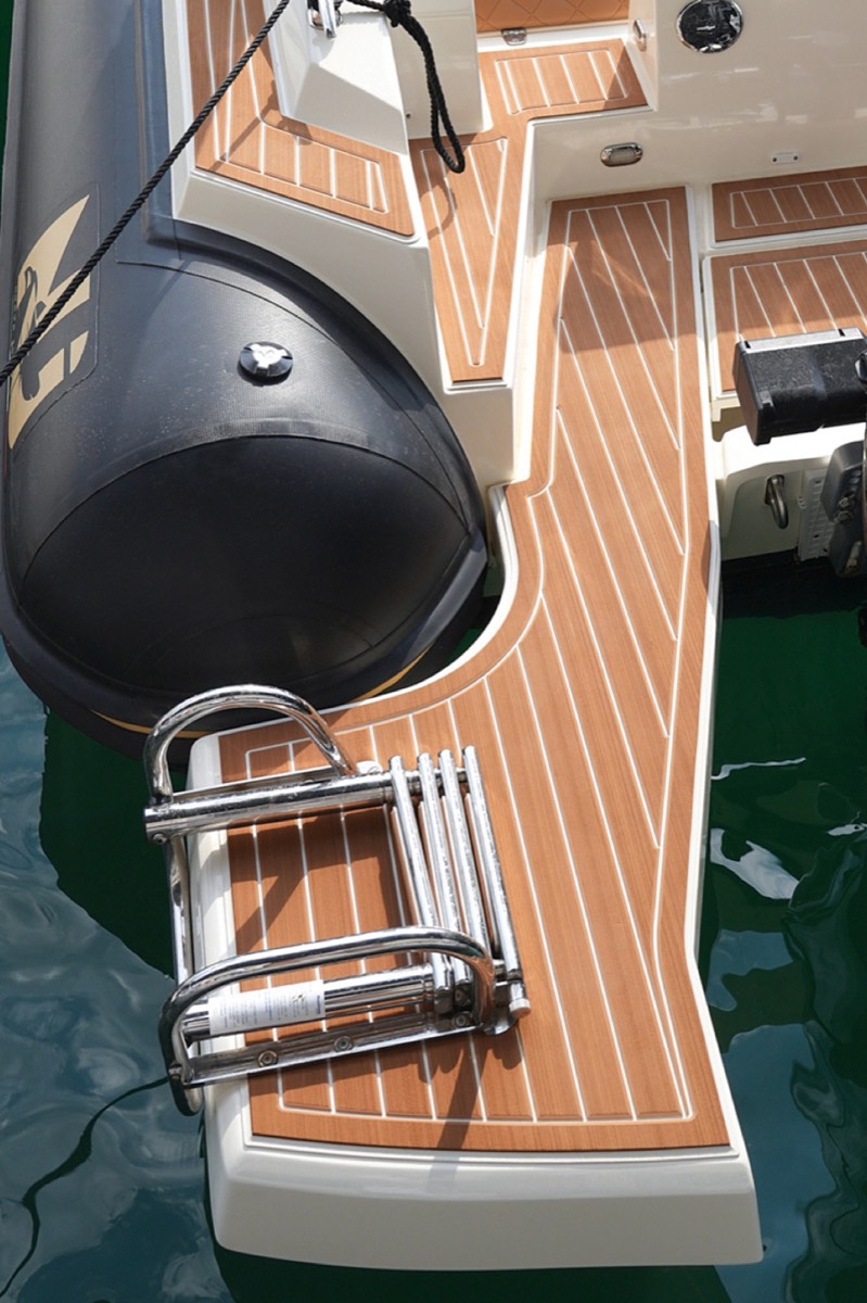 Maxi gommone con rivestimento nautico ItalDek in EVA: plancetta effetto teak con scaletta