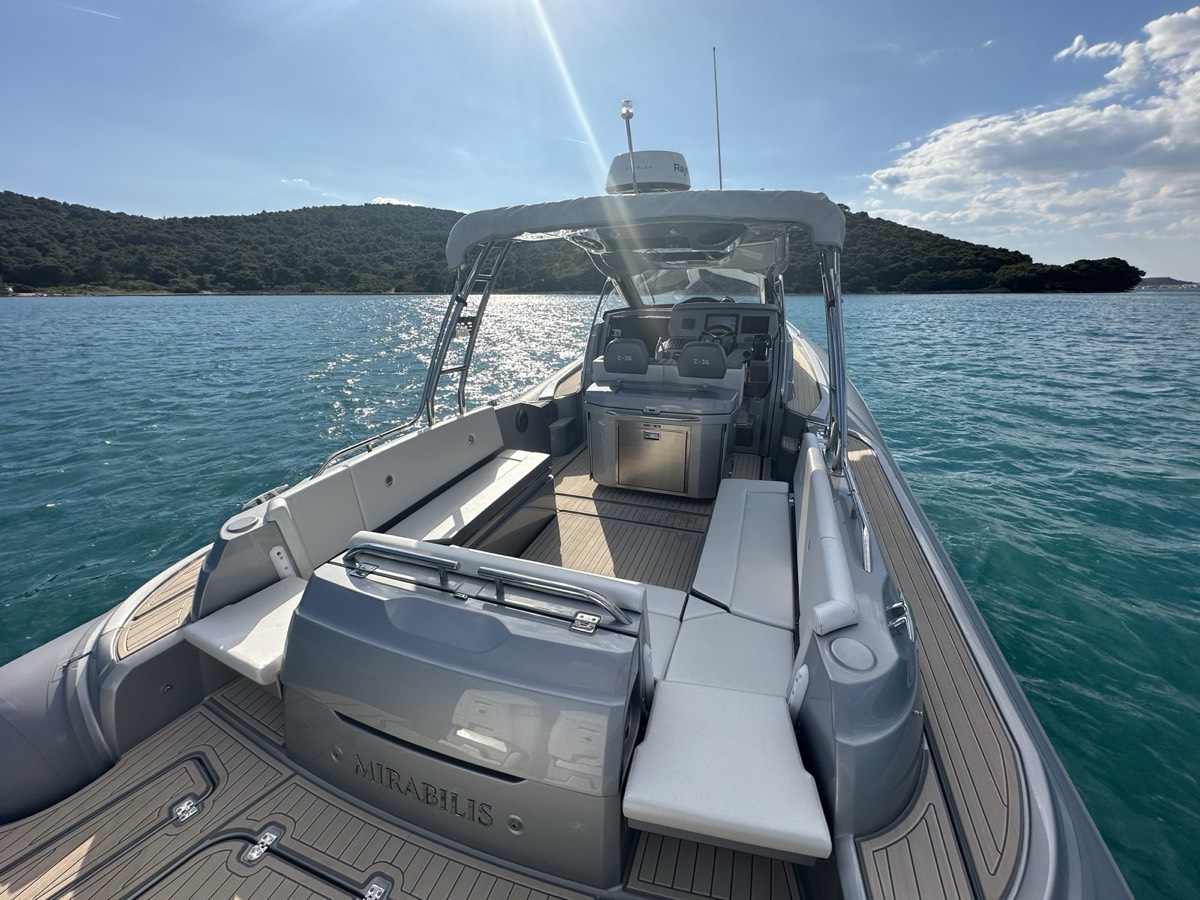 Maxi gommone con rivestimento nautico ItalDek in EVA: pozzetto e consolle