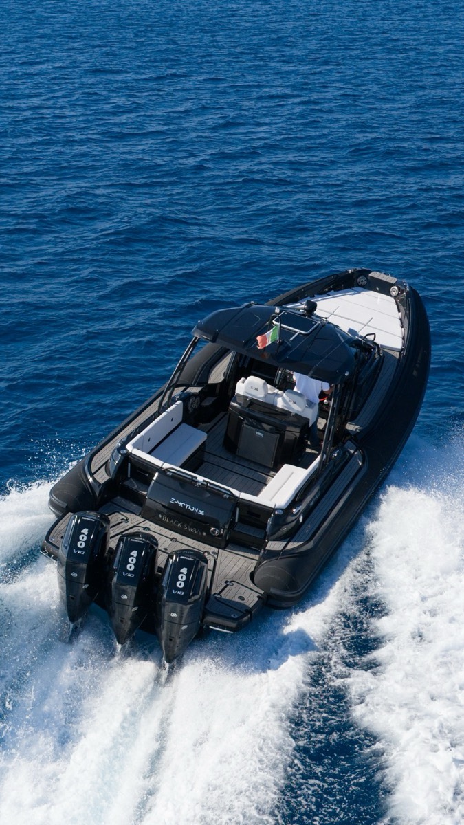 Maxi gommone con rivestimento nautico ItalDek in EVA: scafo nero in navigazione