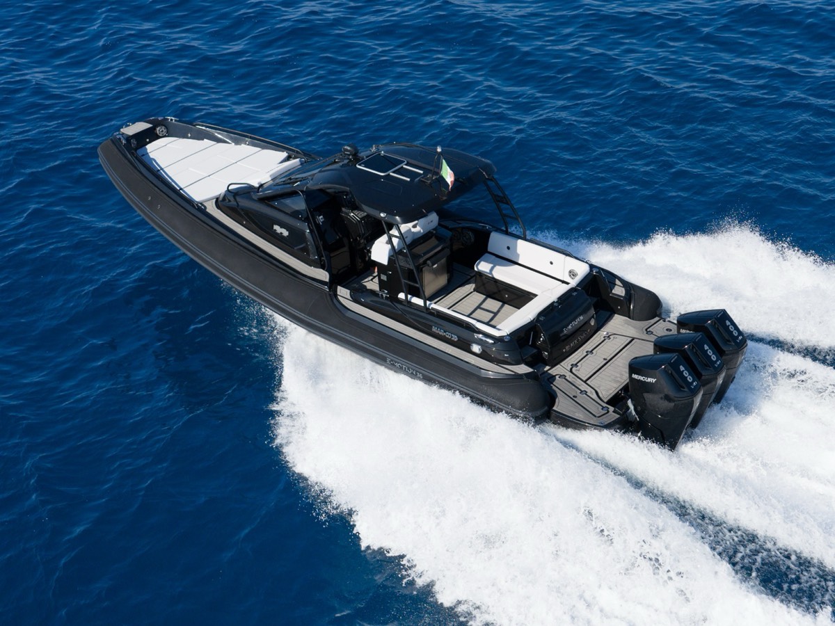 Maxi RIB con rivestimento nautico ItalDek in EVA: scafo nero in navigazione