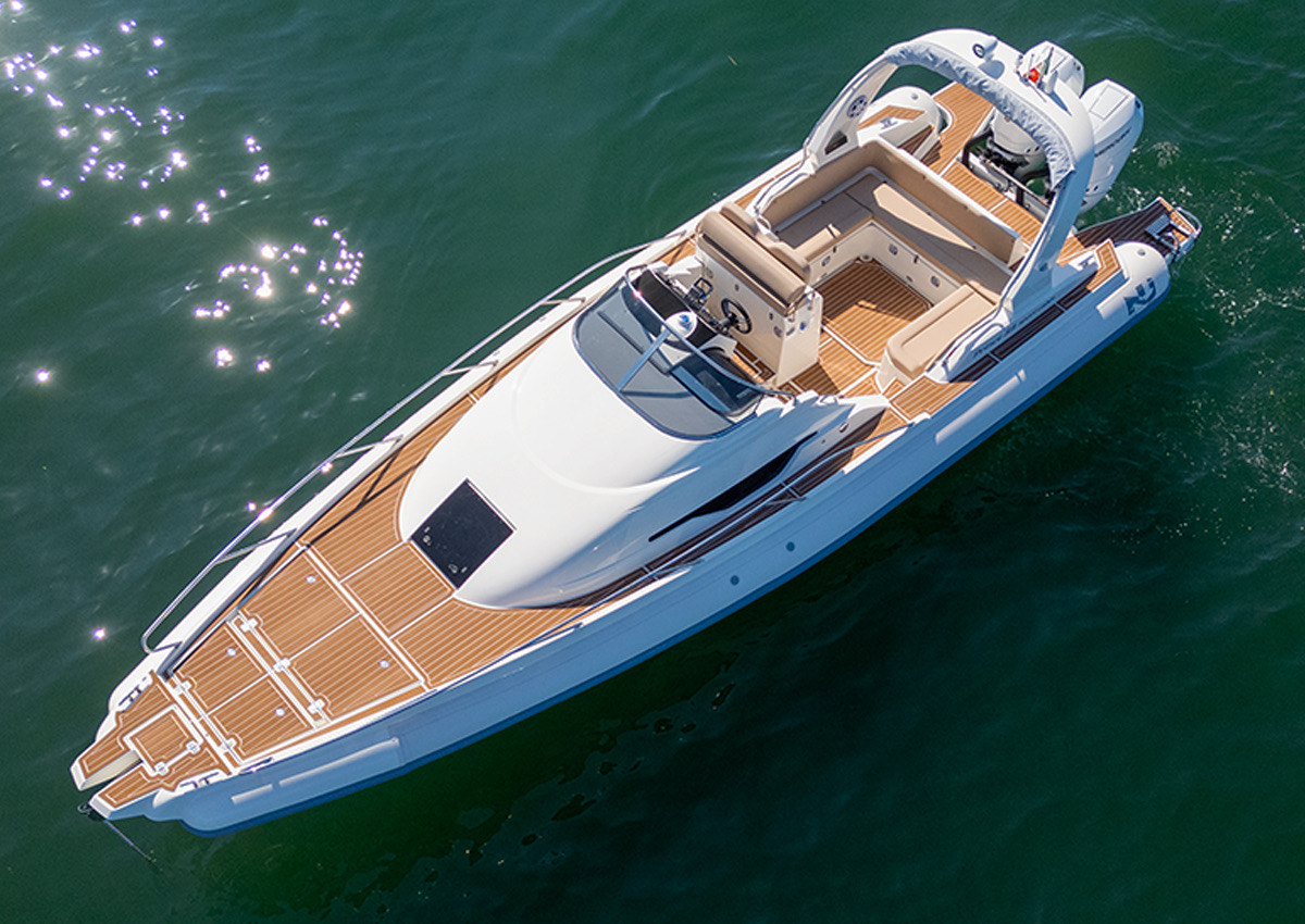 Open di alta gamma con rivestimento nautico ItalDek in EVA: coperta effetto teak