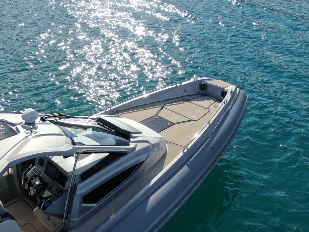 Open di lusso con rivestimento nautico ItalDek in EVA: coperta effetto teak in navigazione
