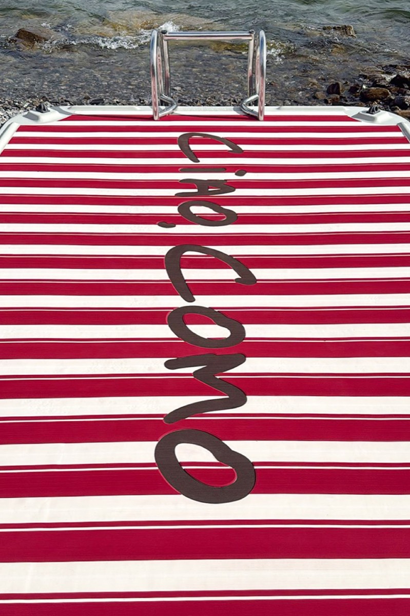 Piattaforma galleggiante con rivestimento nautico ItalDek in EVA: righe bianche e rosse con logo