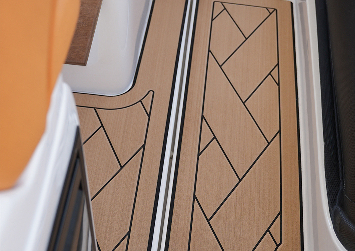 Pozzetto con rivestimento nautico ItalDek in EVA: motivo geometrico effetto teak