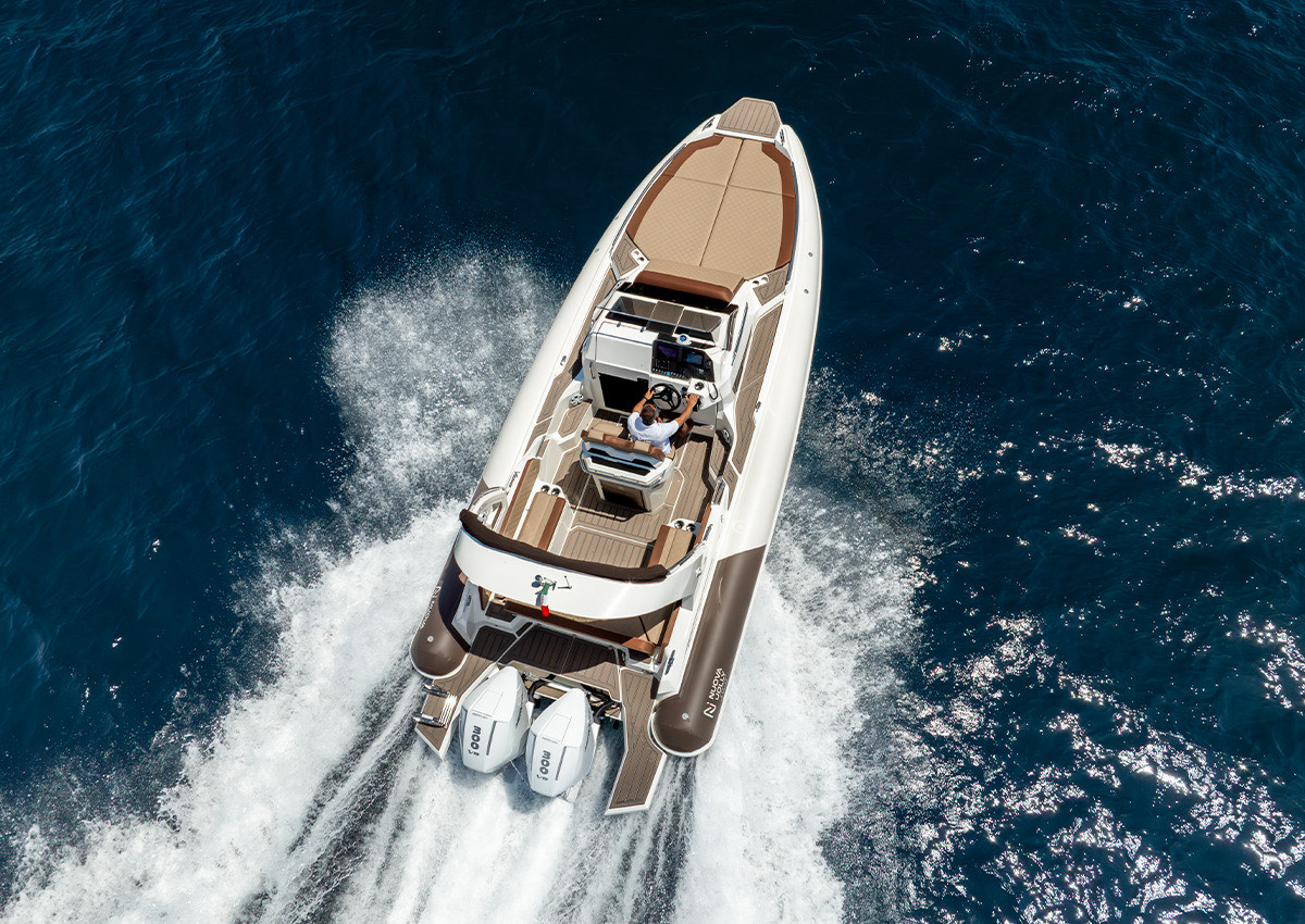 Sport cabin con rivestimento nautico ItalDek in EVA: ponte effetto teak
