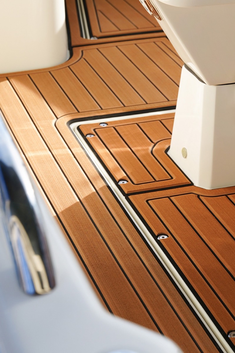 Yacht con rivestimento nautico ItalDek in EVA: coperta effetto teak