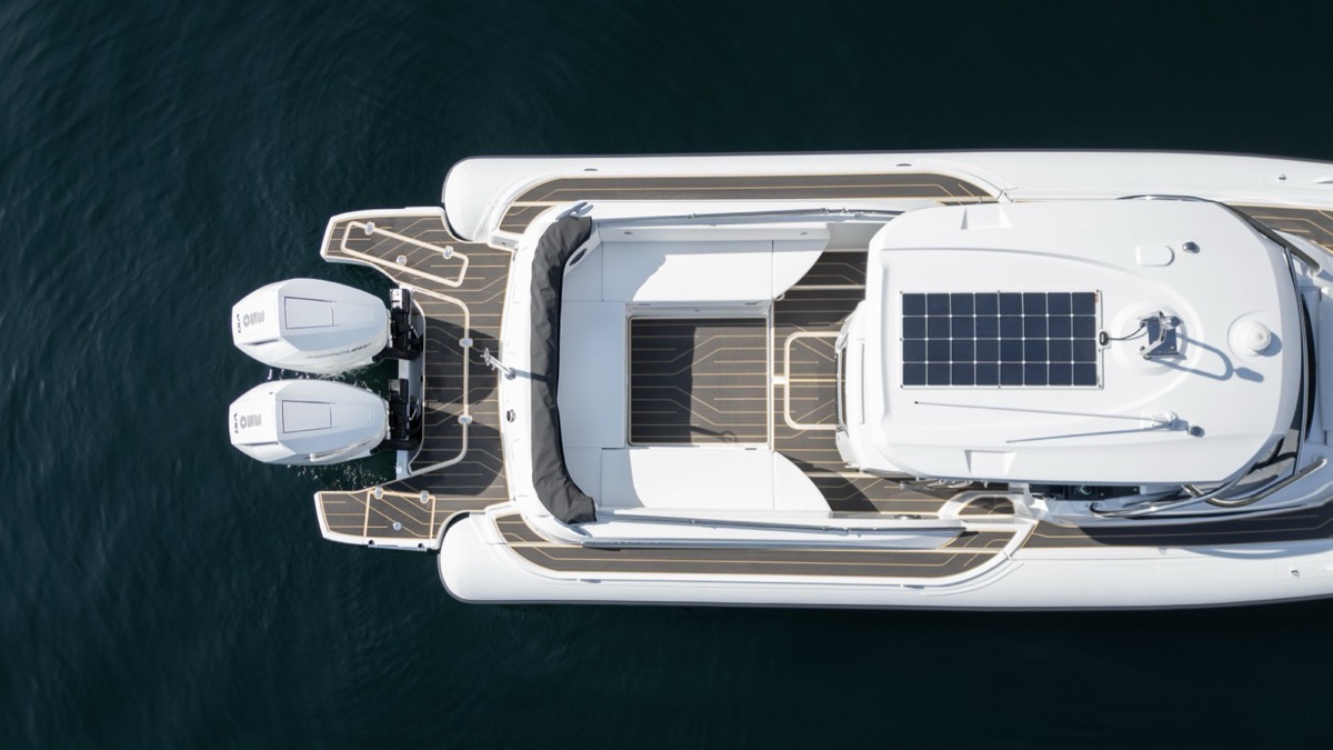 Yacht open con rivestimento nautico ItalDek in EVA: vista dall’alto