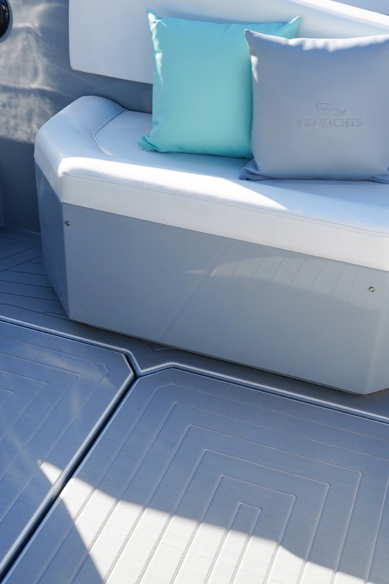 Yacht con rivestimento nautico ItalDek in EVA: prendisole grigio