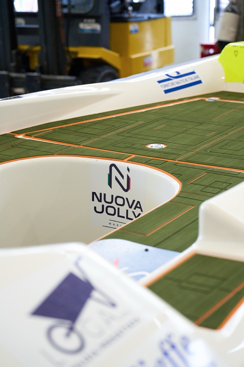 Barca da corsa con rivestimento nautico ItalDek in EVA: pozzetto verde con logo inciso