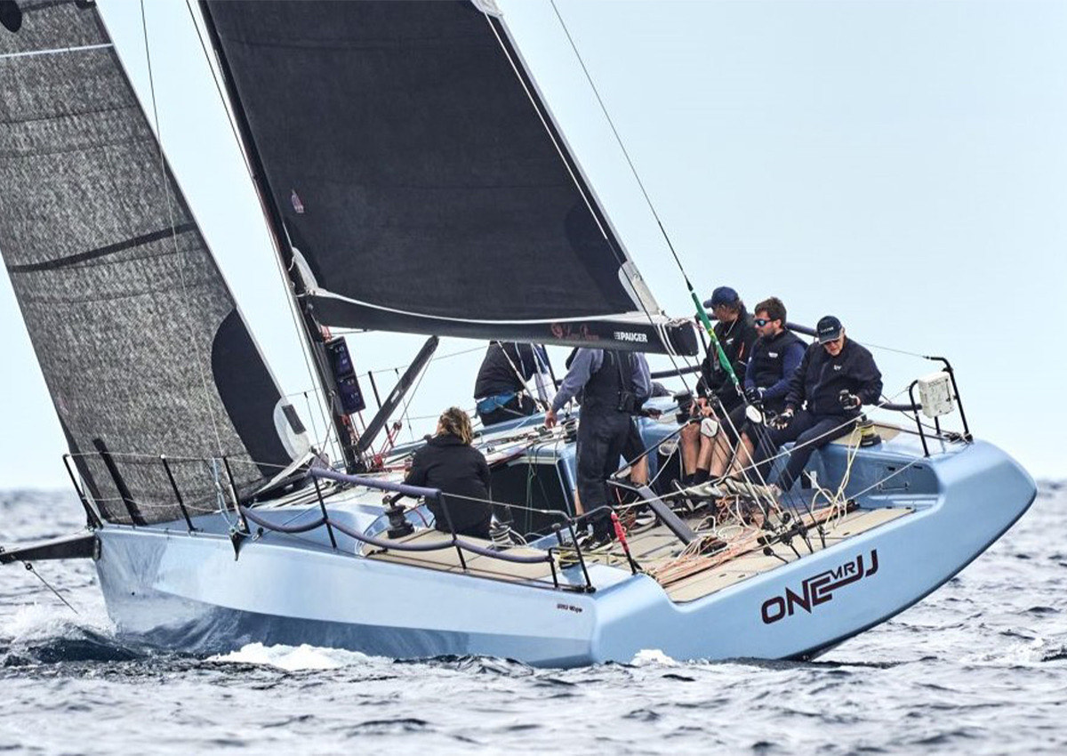 Barca a vela da regata con rivestimento nautico ItalDek in EVA: coperta antiscivolo