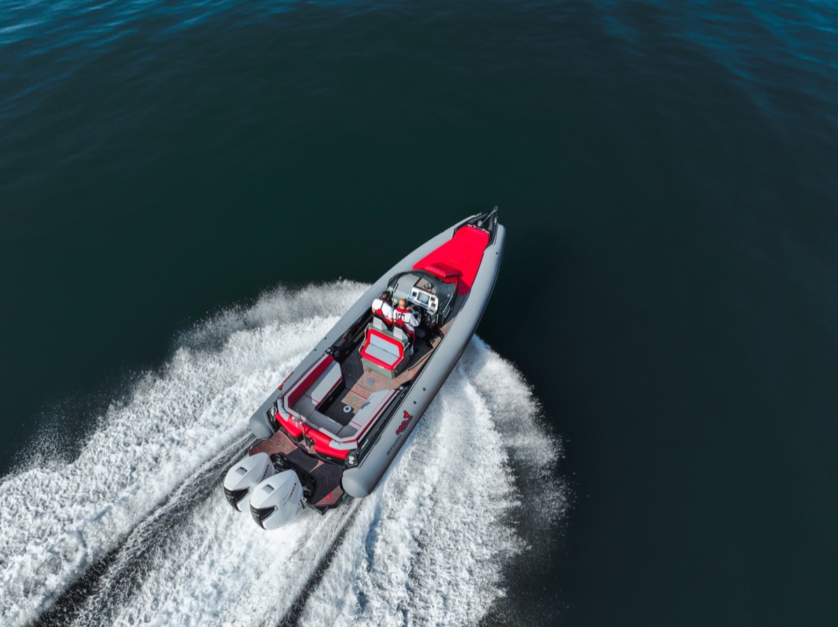Gommone sportivo con rivestimento nautico ItalDek in EVA: in navigazione