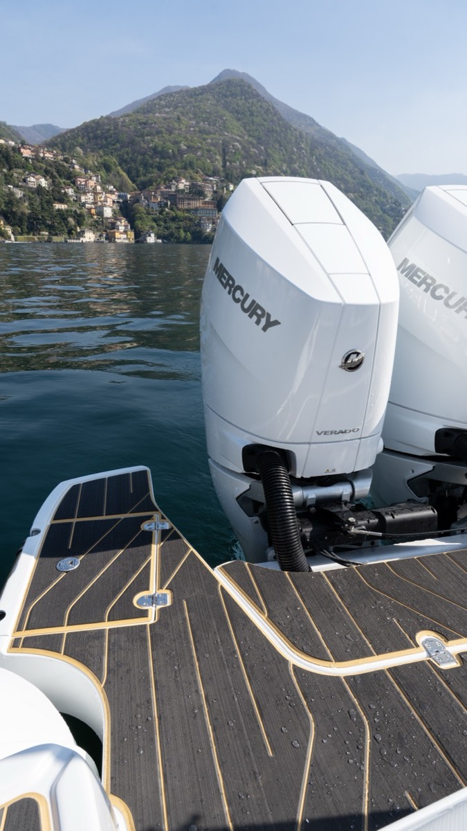 Gommone sportivo con rivestimento nautico ItalDek in EVA: plancetta di poppa