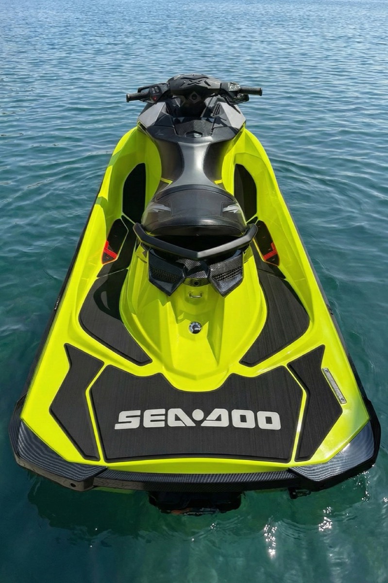 Moto d'acqua con rivestimento nautico ItalDek in EVA: pedana antiscivolo nera