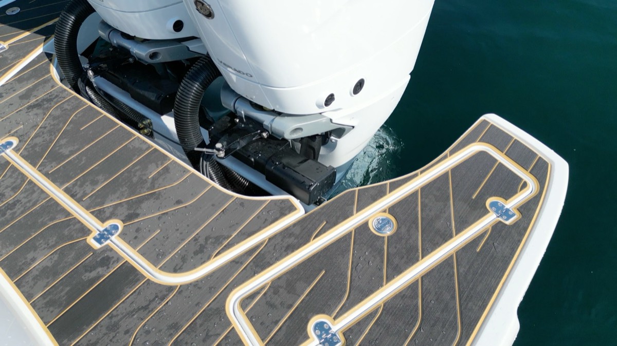 RIB sportivo con rivestimento nautico ItalDek in EVA: ponte effetto teak visto dall’alto