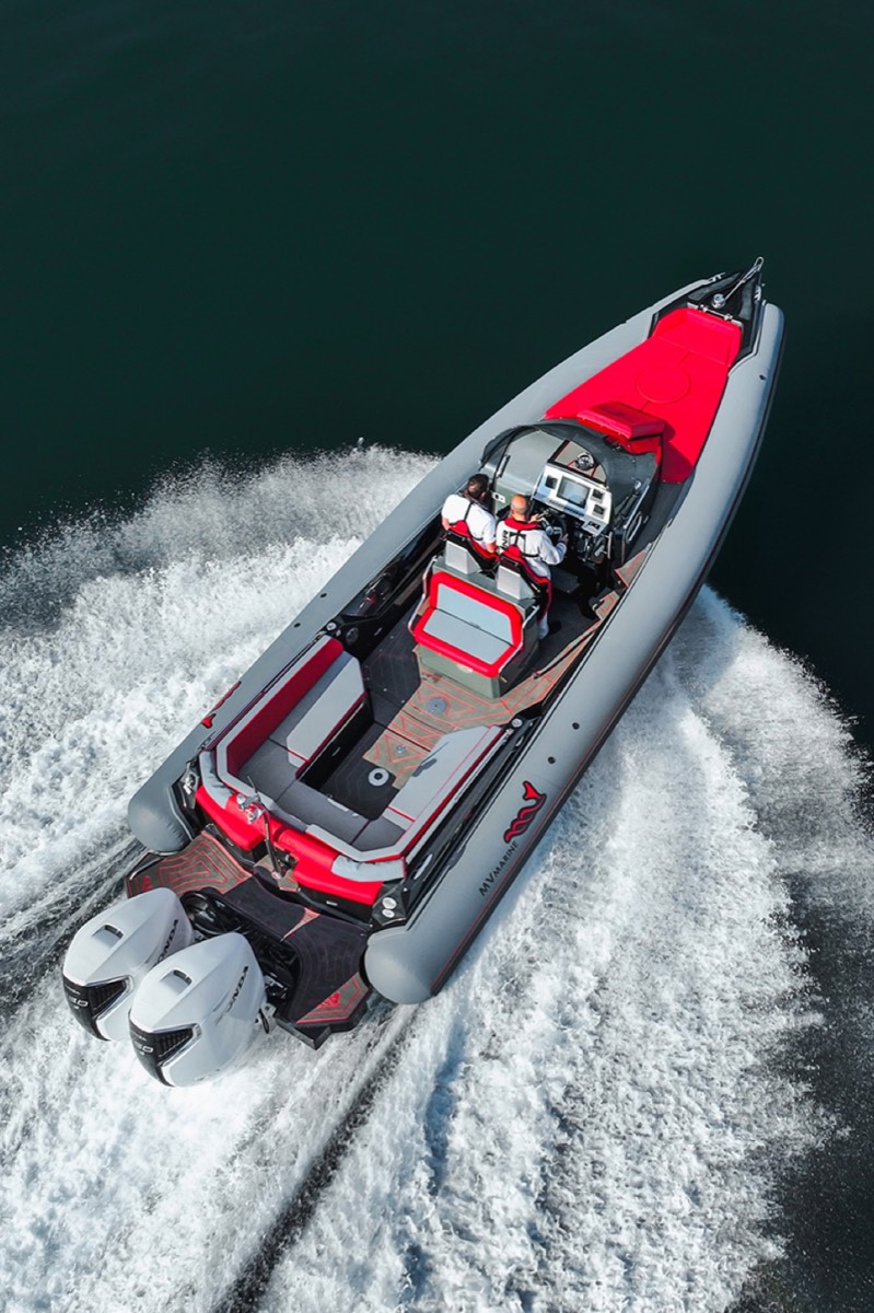 RIB sportivo con rivestimento nautico ItalDek in EVA: coperta grigia con dettagli rossi