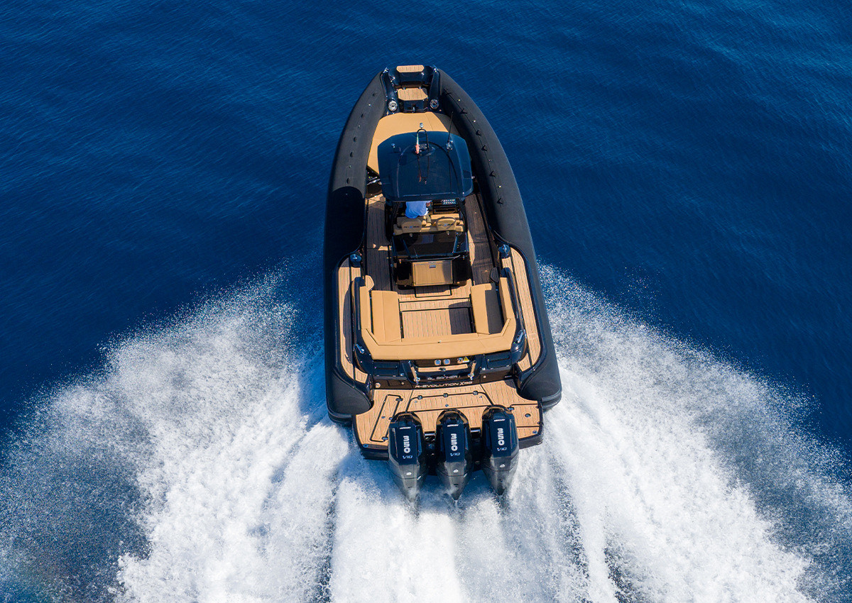 RIB sportivo con rivestimento nautico ItalDek in EVA: effetto teak su scafo nero