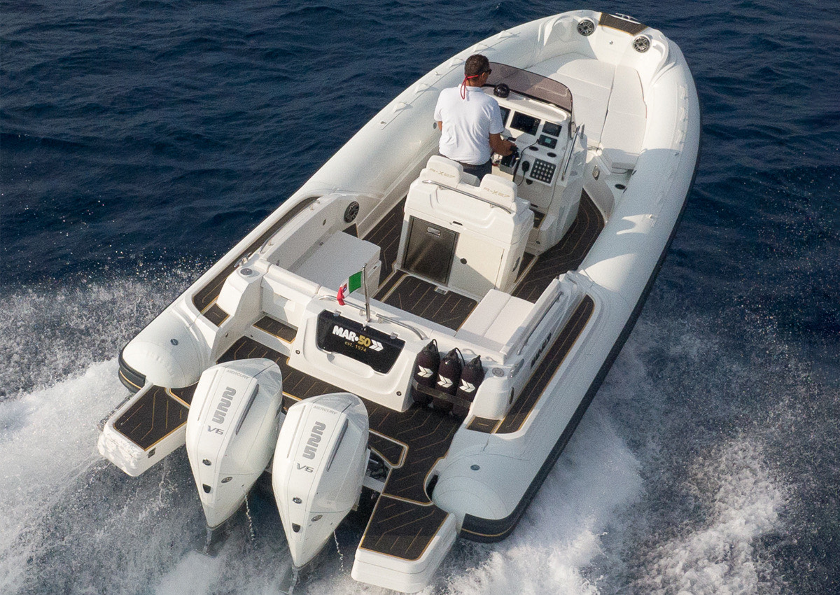 Gommone con consolle con rivestimento nautico ItalDek in EVA: plancetta di poppa