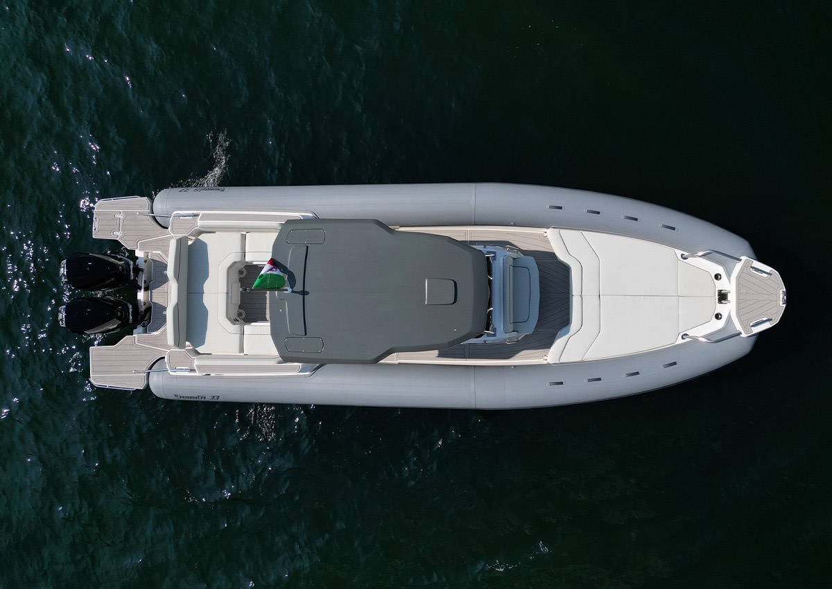 Gommone con rivestimento nautico ItalDek in EVA: coperta antiscivolo grigia
