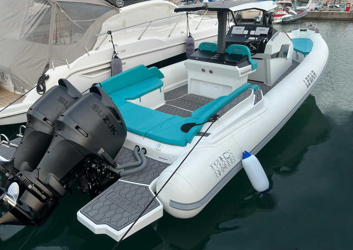 Gommone da diporto con rivestimento nautico ItalDek in EVA: pozzetto turchese
