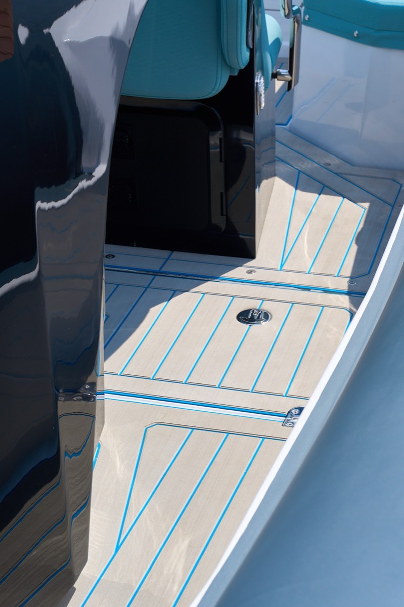 Gommone da turismo con rivestimento nautico ItalDek in EVA: coperta bianca con filetti azzurri