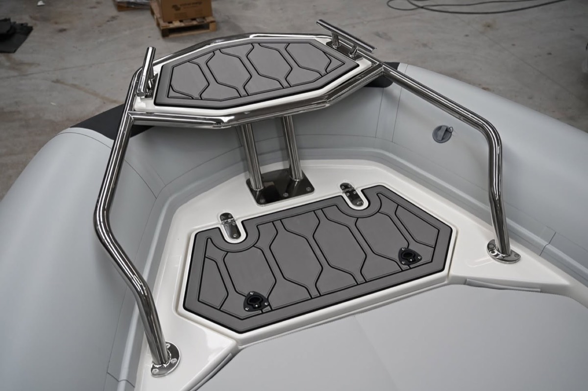 Gommone da turismo con rivestimento nautico ItalDek in EVA: gradino di prua a esagoni