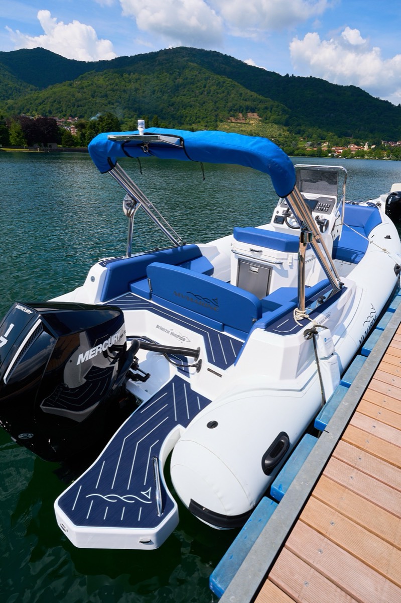 Gommone da turismo con rivestimento nautico ItalDek in EVA: pozzetto blu e bianco