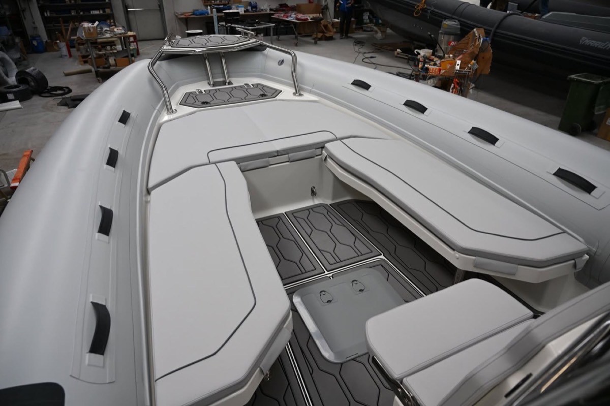 Gommone da turismo con rivestimento nautico ItalDek in EVA: pozzetto grigio