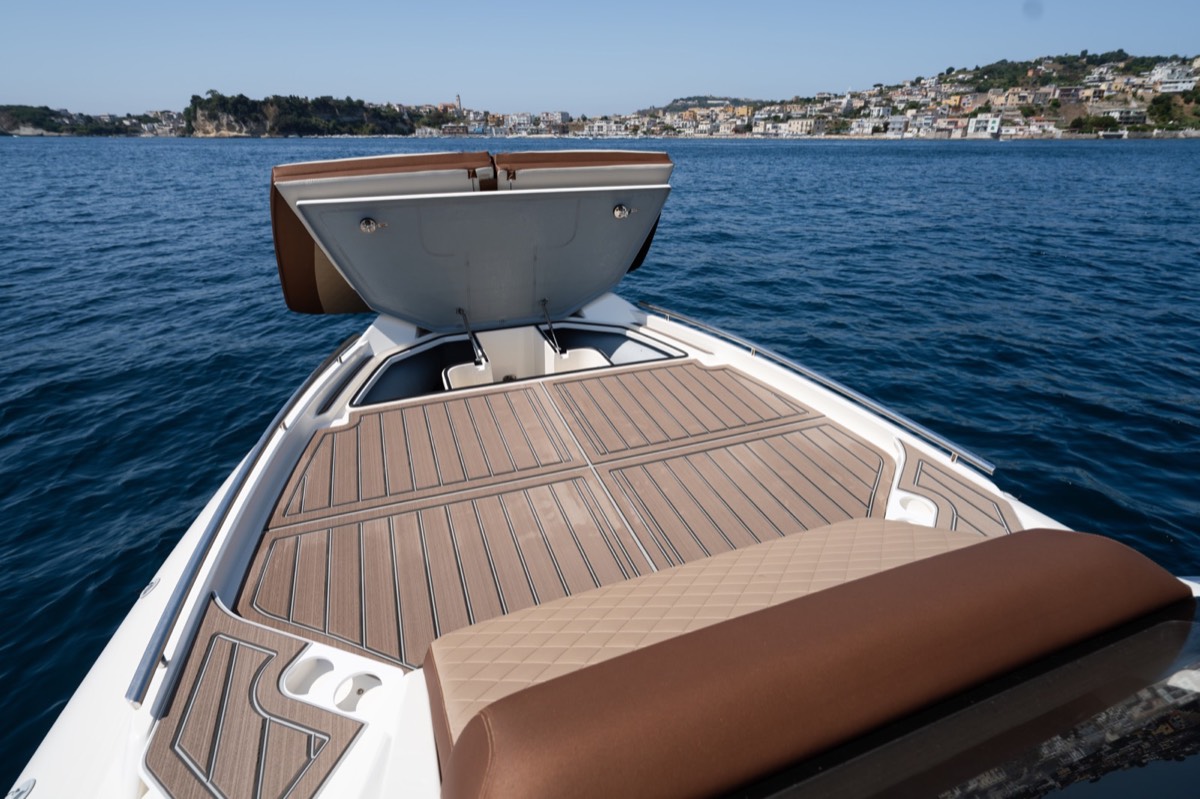 Gommone da turismo con rivestimento nautico ItalDek in EVA: prendisole e coperta effetto teak