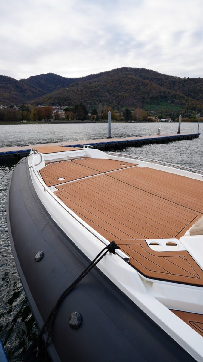 Gommone da turismo con rivestimento nautico ItalDek in EVA: prendisole effetto teak