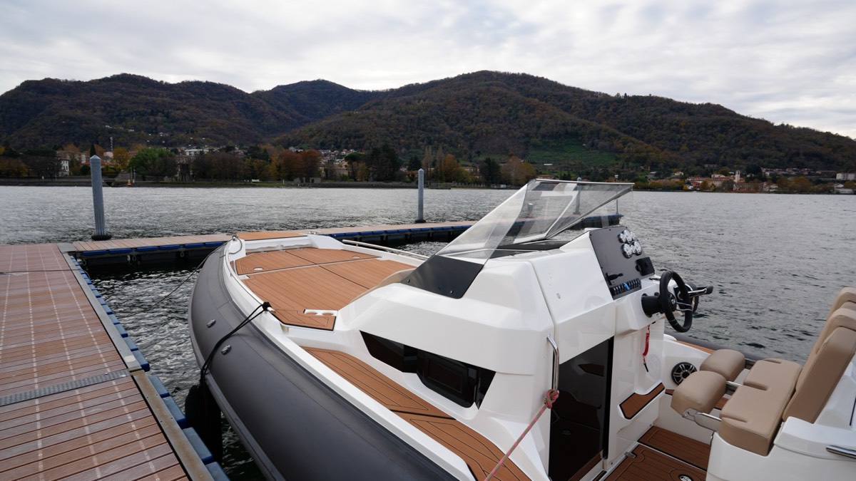 Gommone da turismo con rivestimento nautico ItalDek in EVA: prendisole di prua