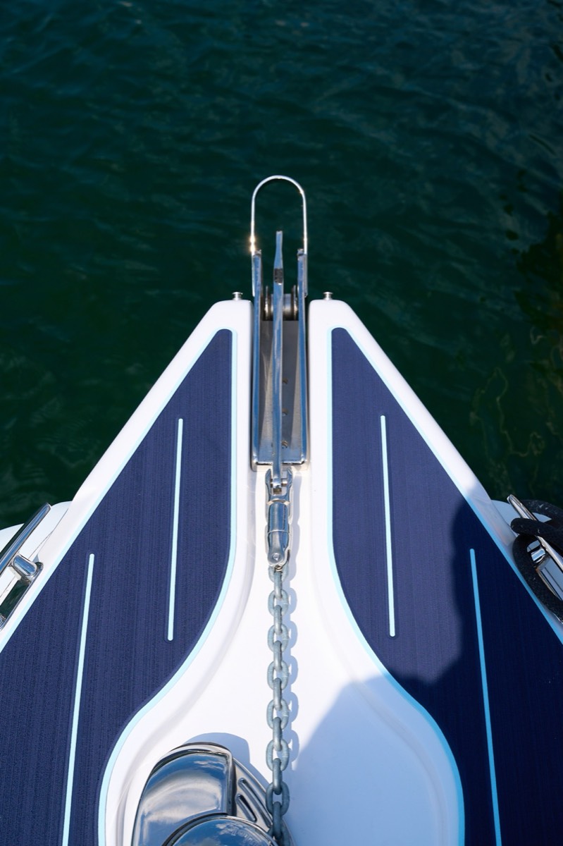 Gommone da turismo con rivestimento nautico ItalDek in EVA: prua blu notte