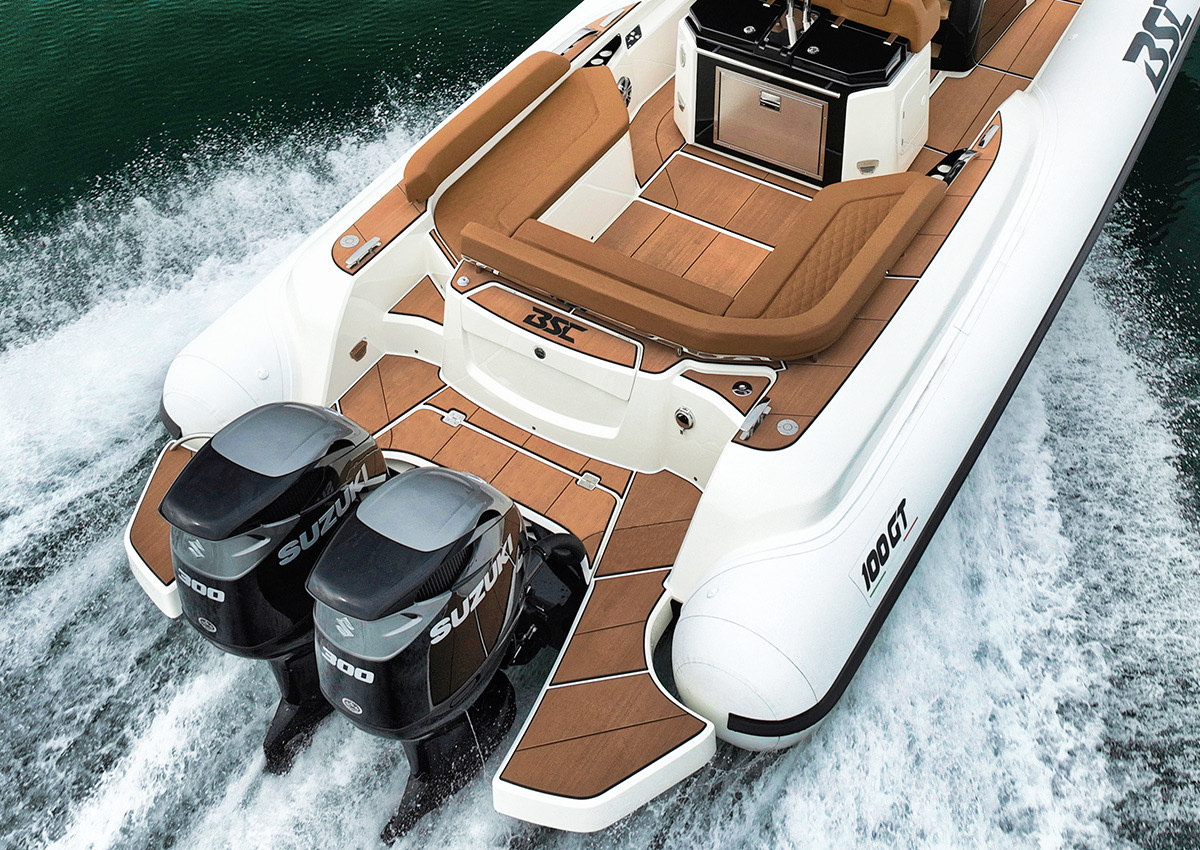 Maxi RIB con rivestimento nautico ItalDek in EVA: ponte e plancette effetto teak