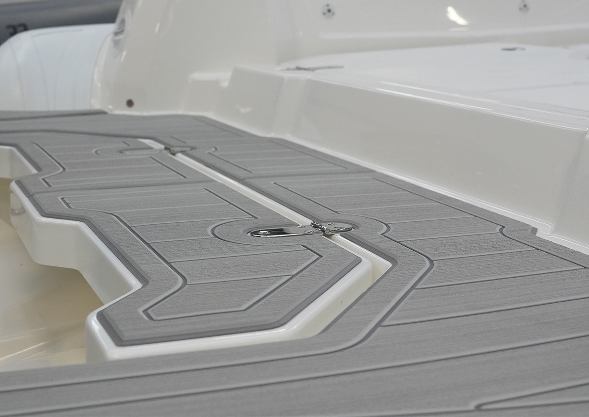 Pozzetto con rivestimento nautico ItalDek in EVA: antiscivolo grigio
