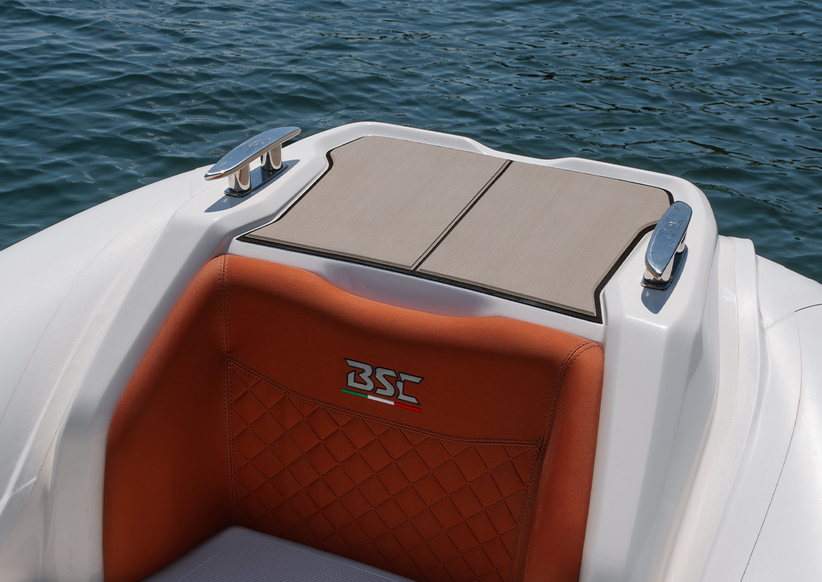 Prendisole di prua con rivestimento nautico ItalDek in EVA: effetto teak e sedute in pelle