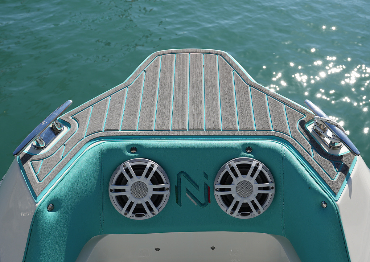 Prua attrezzata con rivestimento nautico ItalDek in EVA: grigio e turchese
